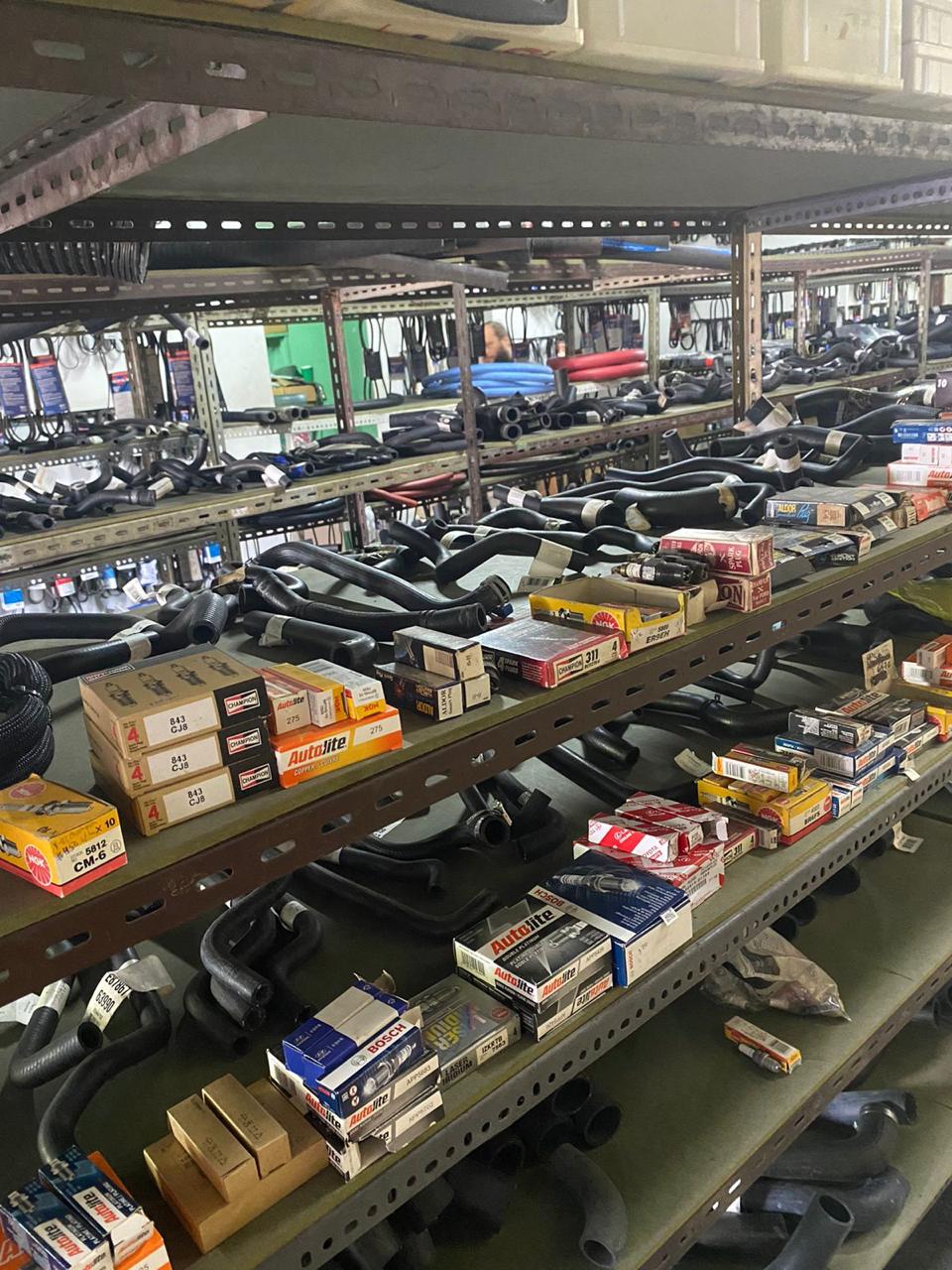 Variedad de bujías de distintas marcas listas para entrega